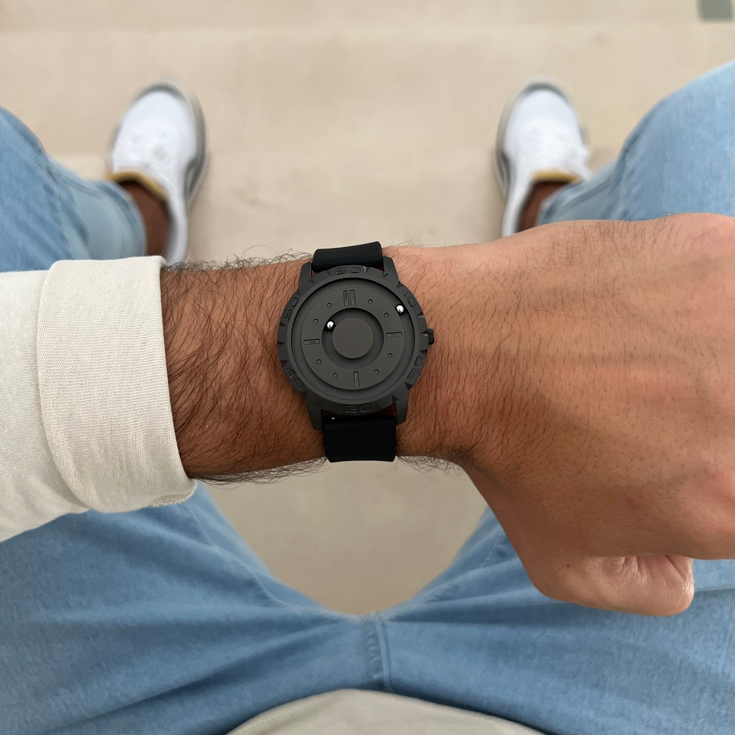 Magneto-Watch-Komet-Black-Silicone-Black-Lifestyle-2023_1